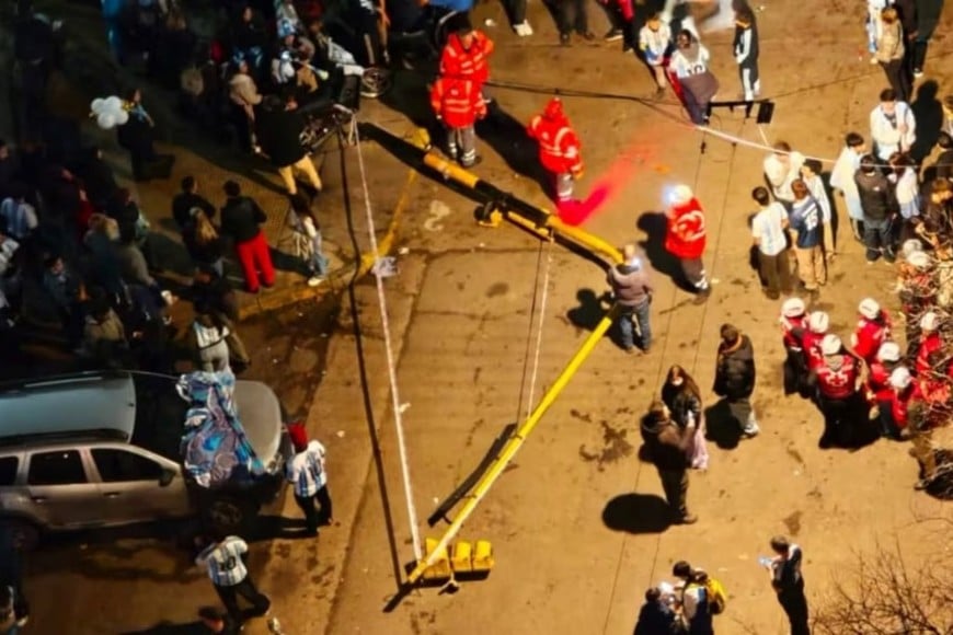 La estructura cedió en la esquina de Luro e Yrigoyen, en medio de una multitud.
