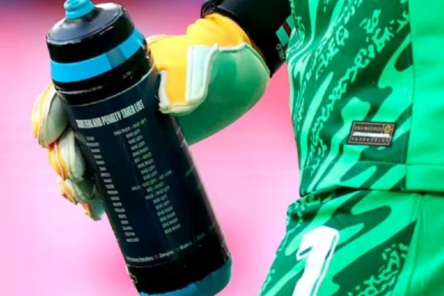 Integrantes de la delegación argentina encontraron junto al arco rival una botella que tenía adherida una hoja con anotaciones