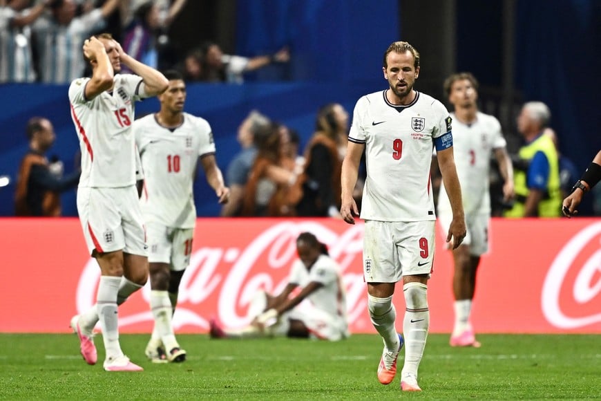 Soccer Football - FIFA World Cup 2026 - Semi Final - England v Argentina - Atlanta Stadium, Atlanta, Georgia, U.S. - July 15, 2026
England's Harry Kane, Dan Burn and Jude Bellingham look dejected after Argentina's Lautaro Martinez scores their second goal REUTERS/Dylan Martinez