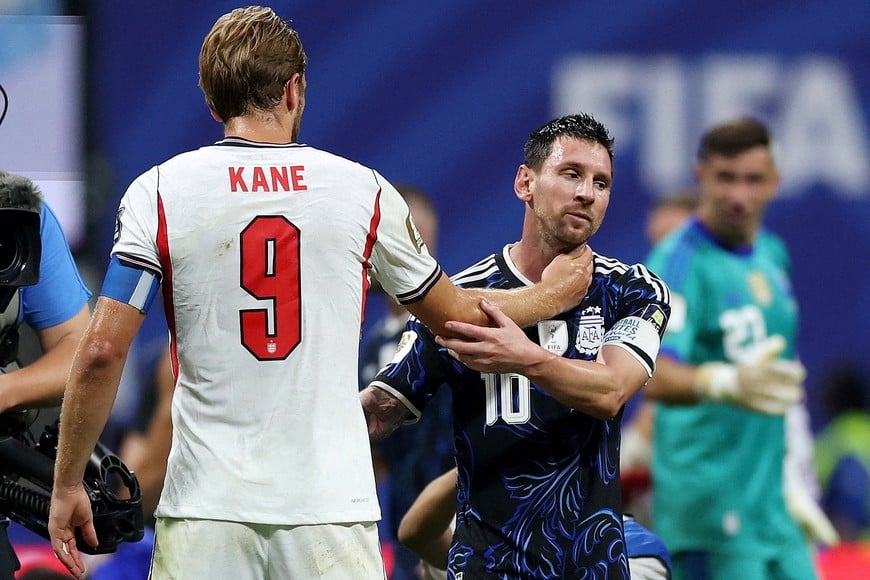 Soccer Football - FIFA World Cup 2026 - Semi Final - England v Argentina - Atlanta Stadium, Atlanta, Georgia, U.S. - July 15, 2026
Argentina's Lionel Messi shakes hands with England's Harry Kane after the match REUTERS/Paul Childs TPX IMAGES OF THE DAY