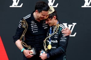 Toto Wolff: "No sirve de nada ser rápidos si no convertimos ese rendimiento en resultados" en el podio junto a Kimi Antonelli Toto Wolff, tras conquistar la victoria en el Gran Premio de Mónaco. REUTERS/Yves Herman
