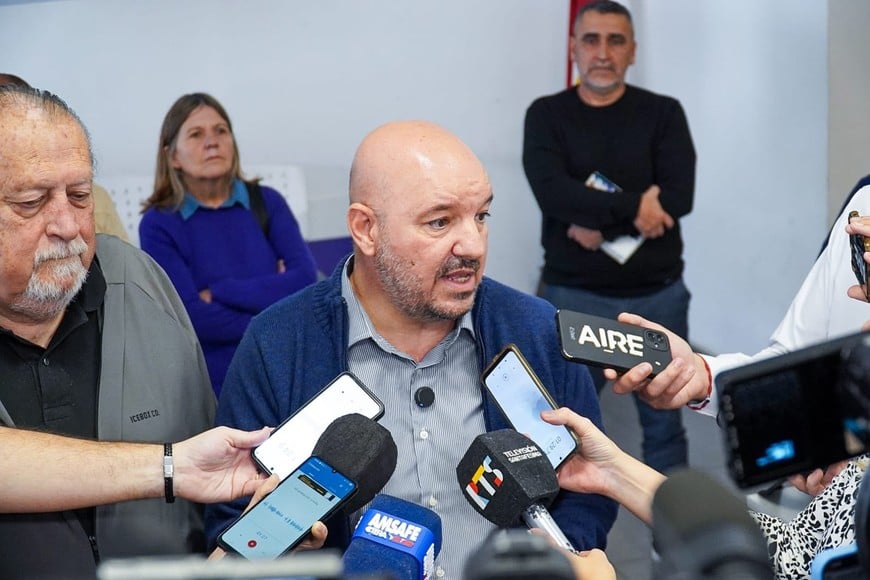 Para nosotros, el salario de los trabajadores activos y jubilados ha perdido claramente ante la inflación", dijo Rodrigo Alonso, de Amsafe, junto a Pedro Bayúgar, del Sadop.