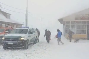Gendarmería evacuó a tres personas en Villa Las Cuevas durante el fuerte temporal de nieve.