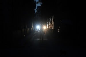 Desconexión del Sistema Electroenergético Nacional (SEN), en La Habana, capital de Cuba. Créditos: Xinhua/Joaquín Hernández