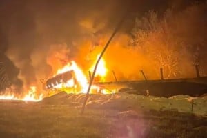 El vehículo se incendió tras impactar contra el terreno.