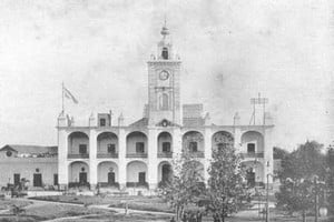 Imagen del Cabildo de Santa Fe. Desde sus balcones, interpretó su repertorio la orquesta del Colegio de la Inmaculada Concepción, en el acto de homenaje al General Manuel Belgrano, en ocasión de la inauguración de su monumento en la Plaza de Mayo de Buenos Aires en septiembre de 1873. Por entonces la torre estaba en construcción y fue inaugurada en 1875, aunque tuvo poca duración, debido al gran peso que afectaba la estructura del antiguo edificio.