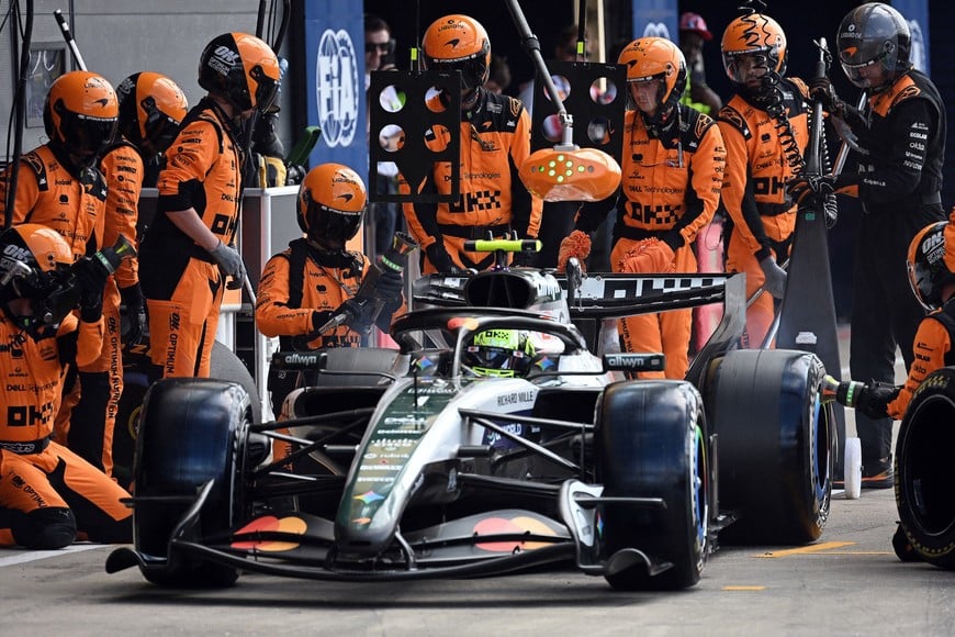 Formula One F1 - British Grand Prix - Silverstone Circuit, Silverstone, Britain - July 5, 2026
McLaren's Lando Norris makes a pit stop during the race Pool via REUTERS/Peter Powell