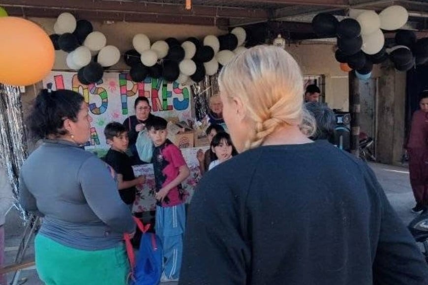 La asociación recibió 200 pirulines para compartir durante la merienda.