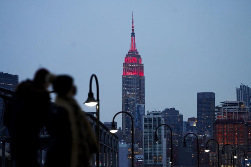 (210211) -- NUEVA YORK, 11 febrero, 2021 (Xinhua) -- Imagen del 10 de febrero de 2021 del edificio Empire State, iluminado con luces rojas por el Año Nuevo Lunar chino, en Nueva York, Estados Unidos. Varios lugares en Nueva York y sus alrededores han sido iluminados en celebración del próximo Año Nuevo Lunar chino. (Xinhua/Wang Ying) (rtg) (da) (vf) (ce)