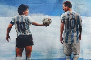 Diego Maradona junto a "esta maravilla de nuestra estirpe que se llama Lionel Messi, ese 'pequeño gran hombre' que se despide del fútbol entregando el asombro de su talento". Creada por IA.