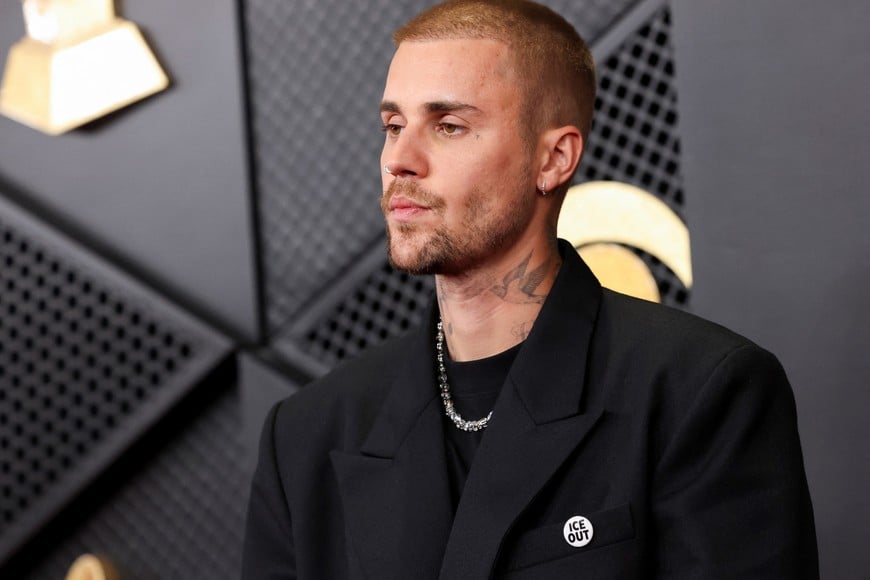 Justin Bieber wears ICE out pin as he poses at the red carpet during the 68th Annual Grammy Awards in Los Angeles, California, U.S., February 1, 2026. REUTERS/Mario Anzuoni
