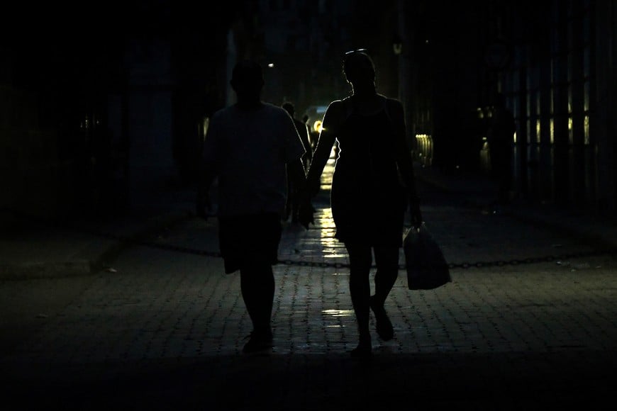 (260715) -- LA HABANA, 15 julio, 2026 (Xinhua) -- Imagen del 14 de julio de 2026 de personas caminando por una calle durante una desconexión del Sistema Electroenergético Nacional (SEN), en La Habana, capital de Cuba. La empresa Unión Eléctrica de Cuba informó sobre una nueva desconexión del SEN el martes, que provocó el tercer apagón en toda la isla en menos de dos semanas. (Xinhua/Joaquín Hernández) (jh) (da) (ah)