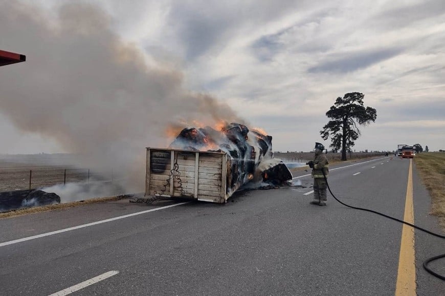 “No lo pensaron dos veces”: la historia de los bomberos santafesinos que apagaron un incendio en pleno partido de Argentina