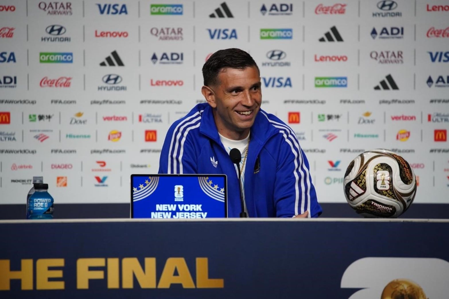 Emiliano "Dibu" Martínez durante la conferencia de prensa.