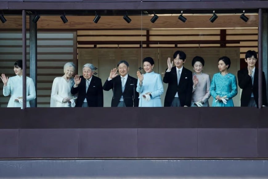 El emperador Naruhito de Japón y su esposa, la emperatriz Masako, saludan a los asistentes junto al emperador emérito Akihito, la emperatriz emérita Michiko, la princesa Aiko —hija del emperador Naruhito—, el príncipe heredero Akishino, la princesa heredera Kiko y sus hijos, la princesa Kako y el príncipe Hisahito. REUTERS