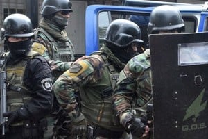Agentes del GOE lograron reducir al violento hombre. Foto: archivo El Litoral