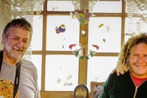 Eduardo Fisicaro y Silvia Majul, compañeros de vida y realización, durante el rodaje de “El Andariego, historia de un grupo vocal”, documental de 2025. Foto: Gentileza de los artistas