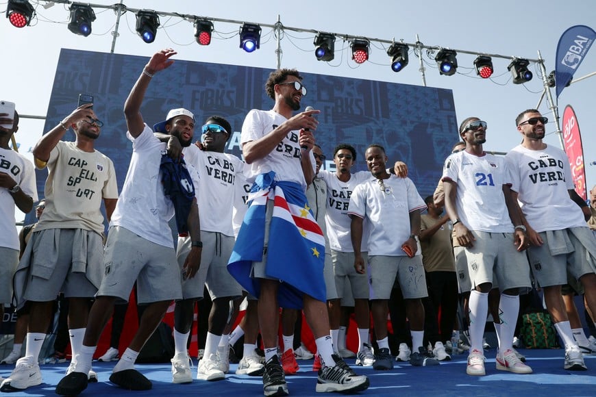 Soccer Football - FIFA World Cup 2026 - Cape Verde arrive home in Praia - Praia, Cape Verde - July 5, 2026
Cape Verde's Vozinha speaks to the crowd as they celebrate with fans after arriving from the United States REUTERS/Sodiq Adelakun