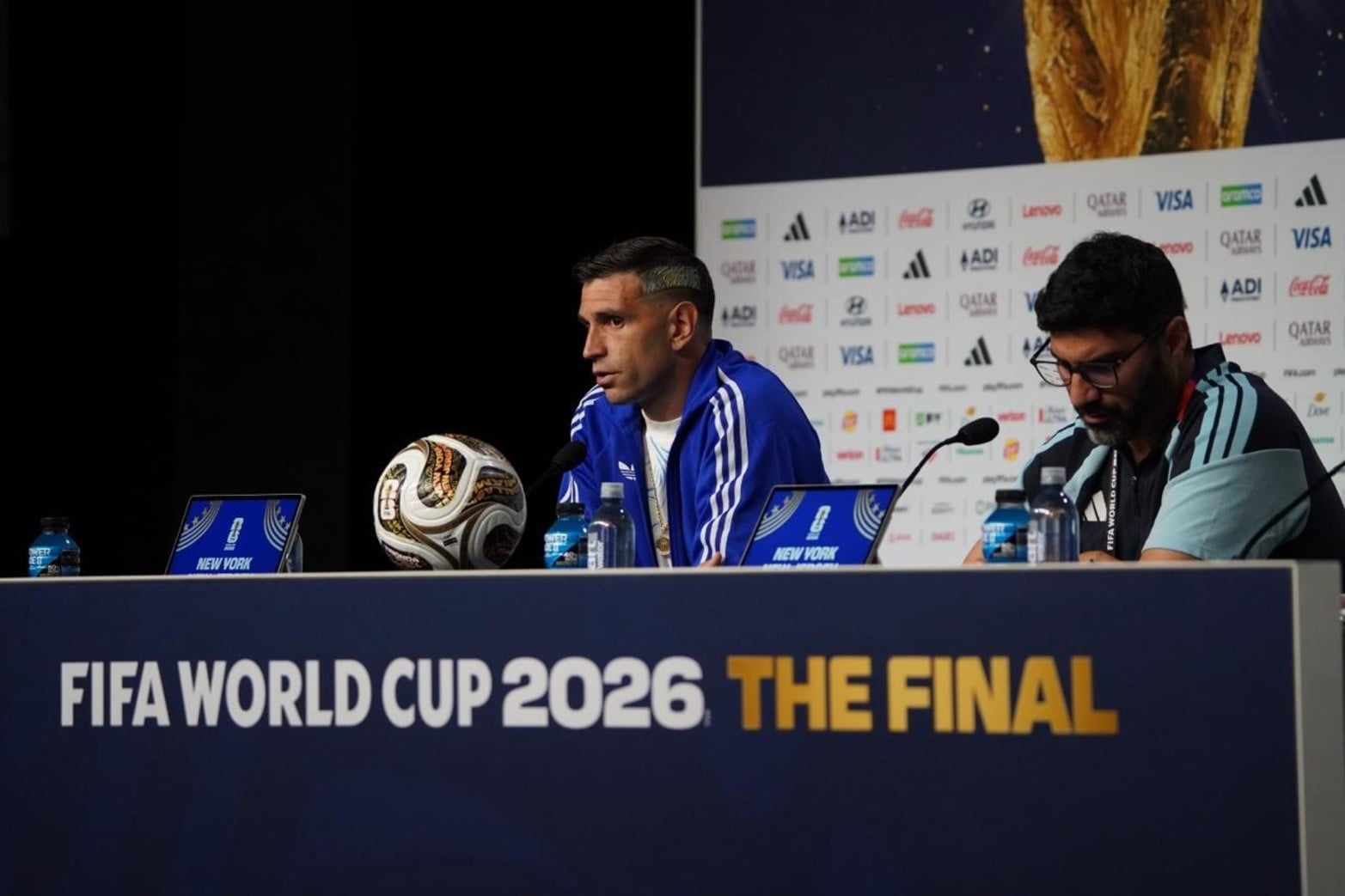 Emiliano "Dibu" Martínez durante la conferencia de prensa.