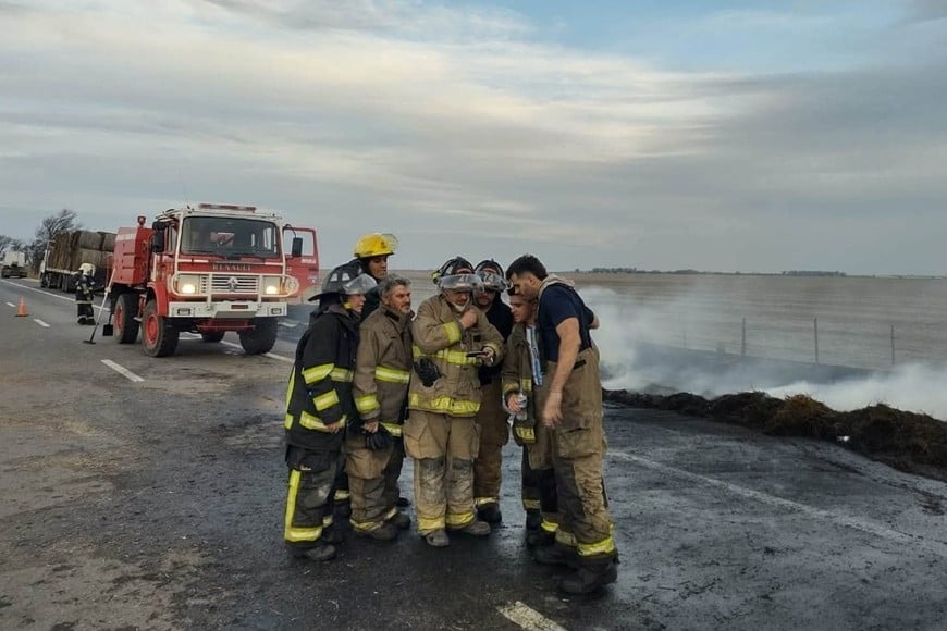 “No lo pensaron dos veces”: la historia de los bomberos santafesinos que apagaron un incendio en pleno partido de Argentina