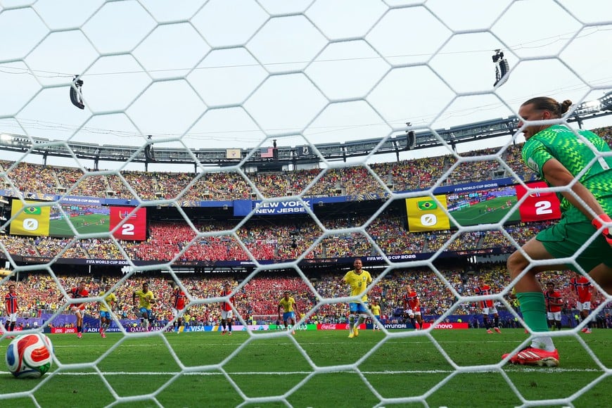 Soccer Football - FIFA World Cup 2026 - Round of 16 - Brazil v Norway - New York New Jersey Stadium, East Rutherford, New Jersey, U.S. - July 5, 2026
Brazil's Neymar Jr. scores their first goal from the penalty spot REUTERS/Mike Segar