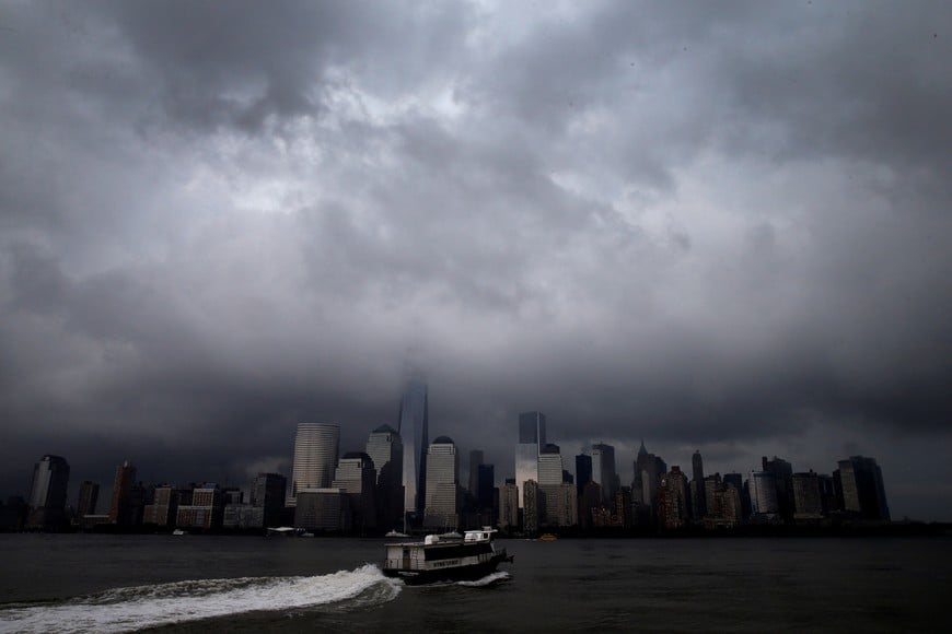 FILE PHOTO: A ferry leaves Jersey City, New Jersey as it heads across the Hudson River towards lower Manhattan and New York City as a heavy thunderstorm passes over the area July 15, 2014. REUTERS/Mike Segar/File Photo