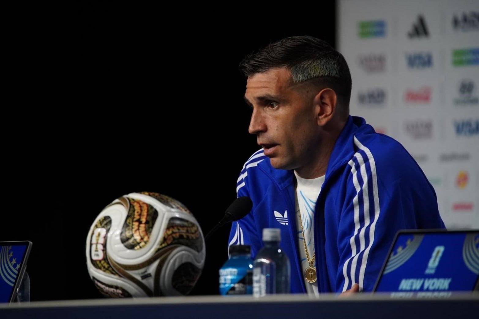 Emiliano "Dibu" Martínez durante la conferencia de prensa.