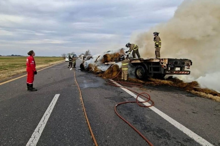 “No lo pensaron dos veces”: la historia de los bomberos santafesinos que apagaron un incendio en pleno partido de Argentina