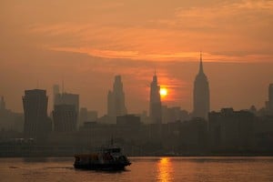 El sol sale detrás del Empire State y del perfil urbano de Nueva York a través de una capa de humo de incendios forestales, visto desde Hoboken, Nueva Jersey. REUTERS/Eduardo Munoz