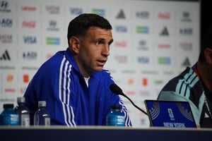 Emiliano "Dibu" Martínez durante la conferencia de prensa. Crédito: Fernando Nicola