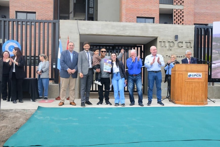 Las familias comenzaron una nueva etapa tras recibir las llaves de sus casas. Guillermo Di Salvatore.