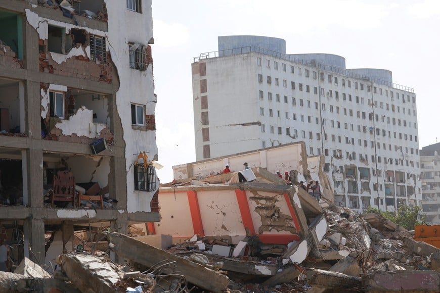 People search through debris in the aftermath of the June 24 earthquakes in La Guaira, Venezuela, July 16, 2026. REUTERS/Leonardo Fernandez Viloria