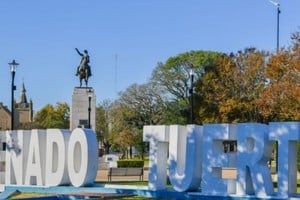 La mujer golpeó al policía y luego intentó volver a agredirlo con una botella. Foto: Gentileza