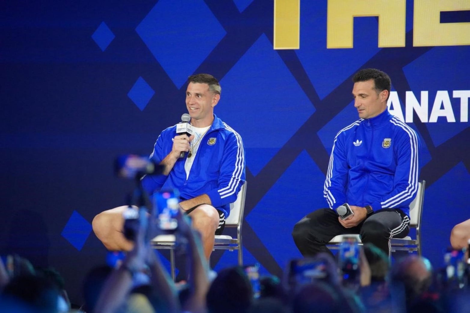 Emiliano Martínez y Lionel Scaloni durante la conferencia de presentación de la final.