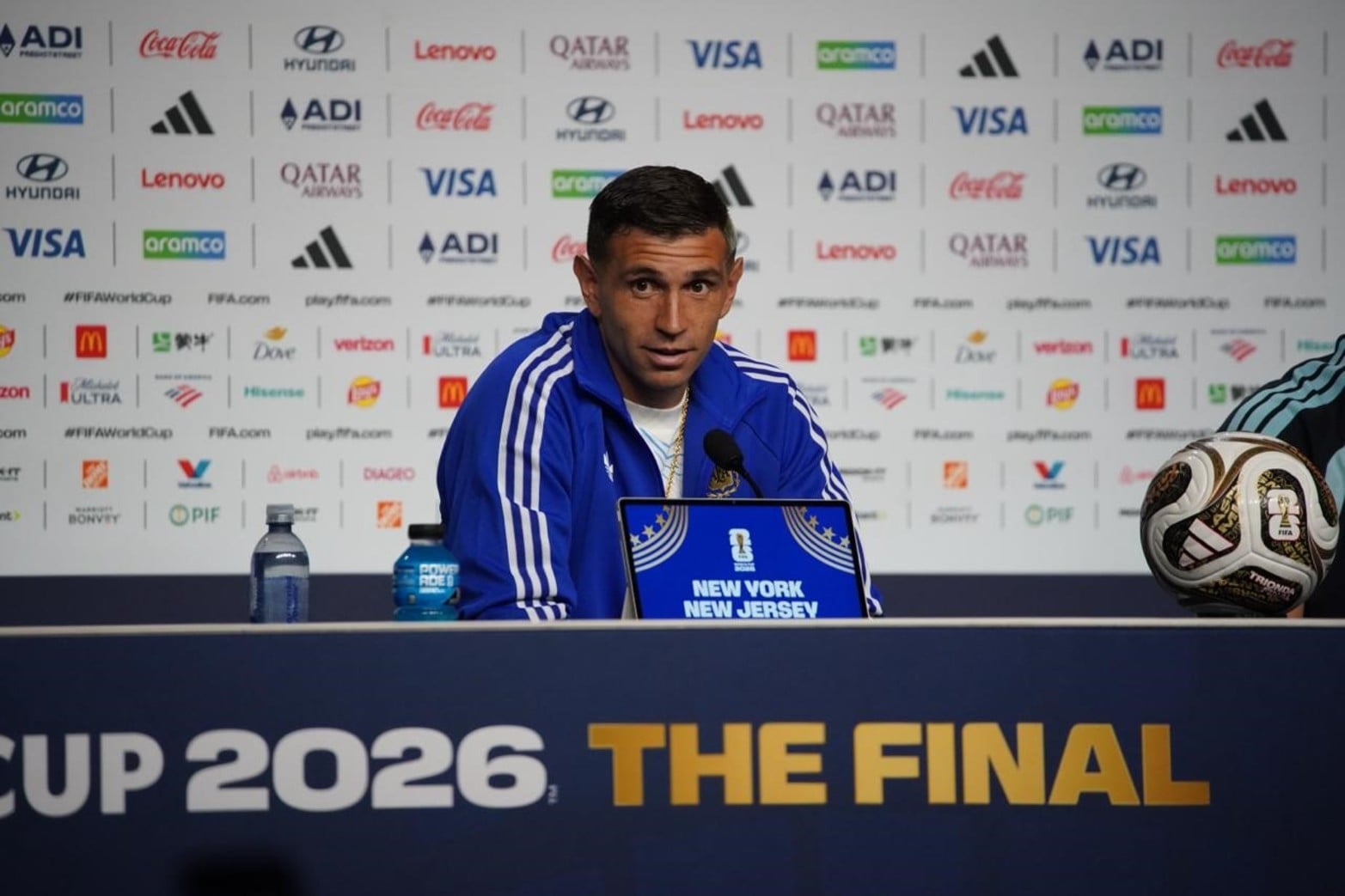 Emiliano "Dibu" Martínez durante la conferencia de prensa.