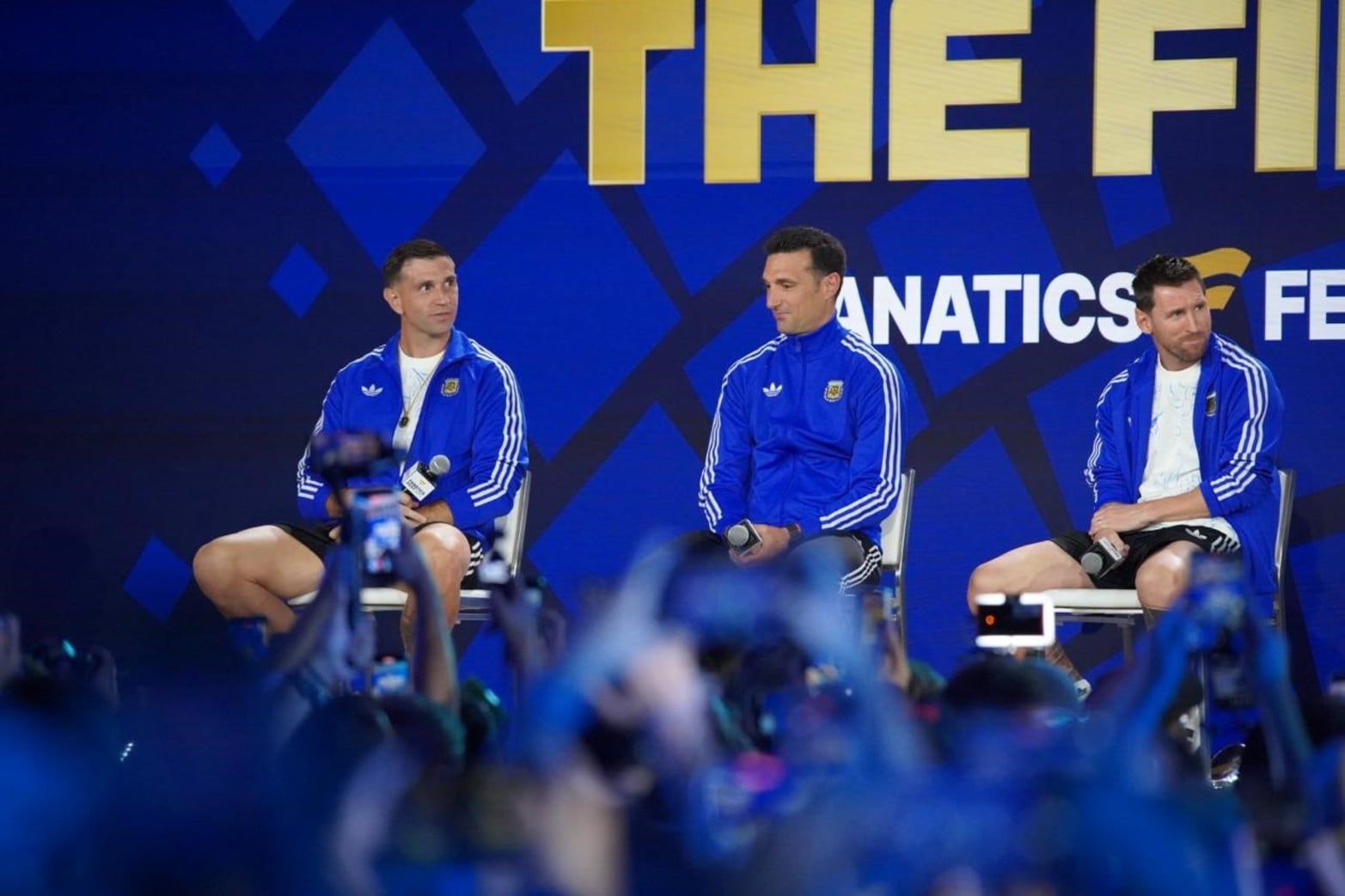 Emiliano Martínez, Lionel Scaloni y Lionel Messi durante la conferencia de presentación de la final.