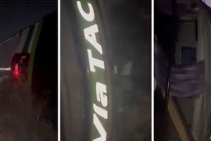 El colectivo cayó desde un puente de entre seis y ocho metros de altura y se desplegó un importante operativo de rescate.