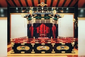 El trono del Crisantemo se encuentra en el Palacio Imperial de Kioto y actualmente solo se usa en la ceremonia de la coronación.