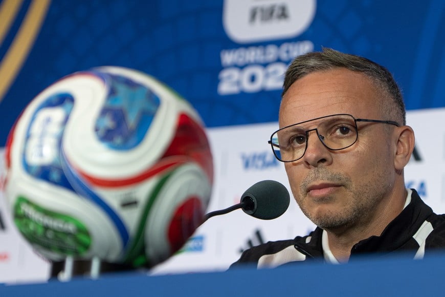 (260704) -- HOUSTON, 4 julio, 2026 (Xinhua) -- Imagen del 3 de julio de 2026 de Mohamed Ouahbi, director técnico de Marruecos, asistiendo a una conferencia de prensa previa al partido de octavos de final de la Copa Mundial de la FIFA 2026 ante Canadá, en Houston, Estados Unidos. (Xinhua/Xiao Yijiu) (jg) (ra) (vf)
