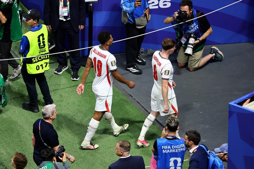 Soccer Football - FIFA World Cup 2026 - Semi Final - England v Argentina - Atlanta Stadium, Atlanta, Georgia, U.S. - July 15, 2026
England's Jude Bellingham and Elliot Anderson walk off the pitch after the match as they are eliminated from the World Cup REUTERS/Carlos Barria