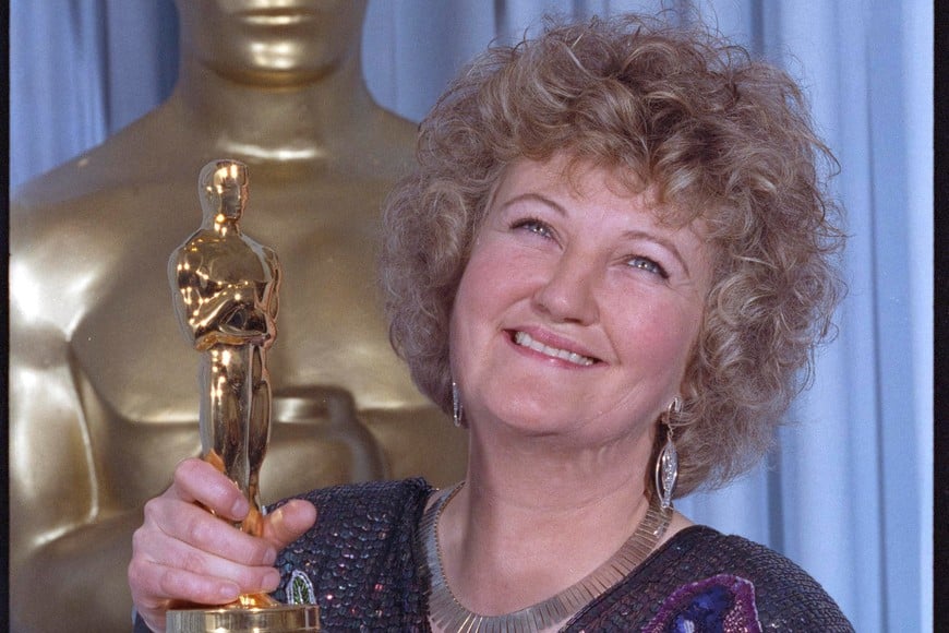 FILE PHOTO: Brenda Fricker holds up her Oscar after winning the Best Supporting Actress category at Academy Awards. March 26, 1990 REUTERS/Blake Sell/File Photo