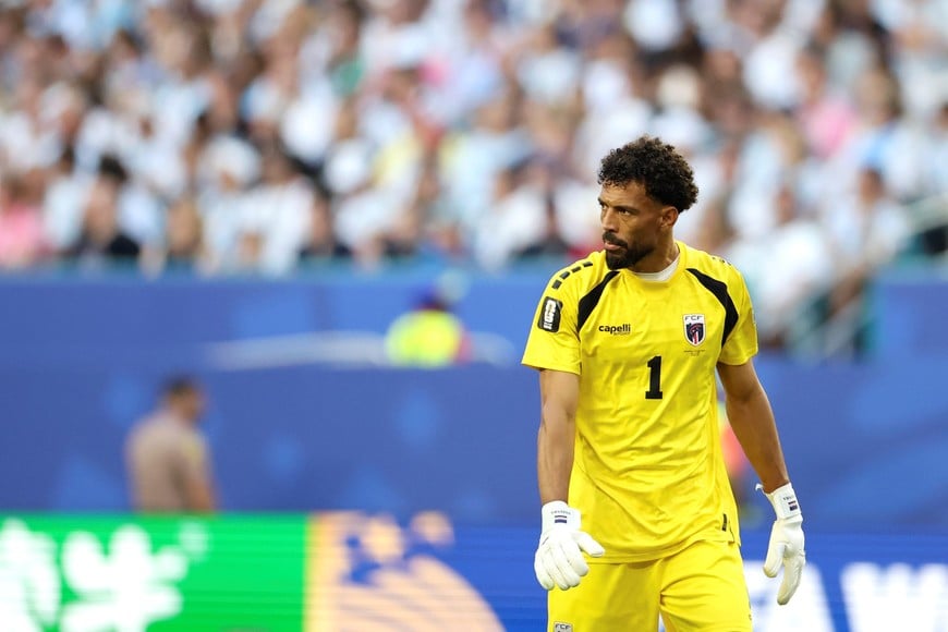 (260703) -- MIAMI, 3 julio, 2026 (Xinhua) -- El guardameta Vozinha, de Cabo Verde, observa durante el partido de dieciseisavos de final de la Copa Mundial de la FIFA 2026 ante Argentina, celebrado en el Estadio Miami, en Miami, Estados Unidos, el 3 de julio de 2026. (Xinhua/Zhang Chen) (rtg) (vf)