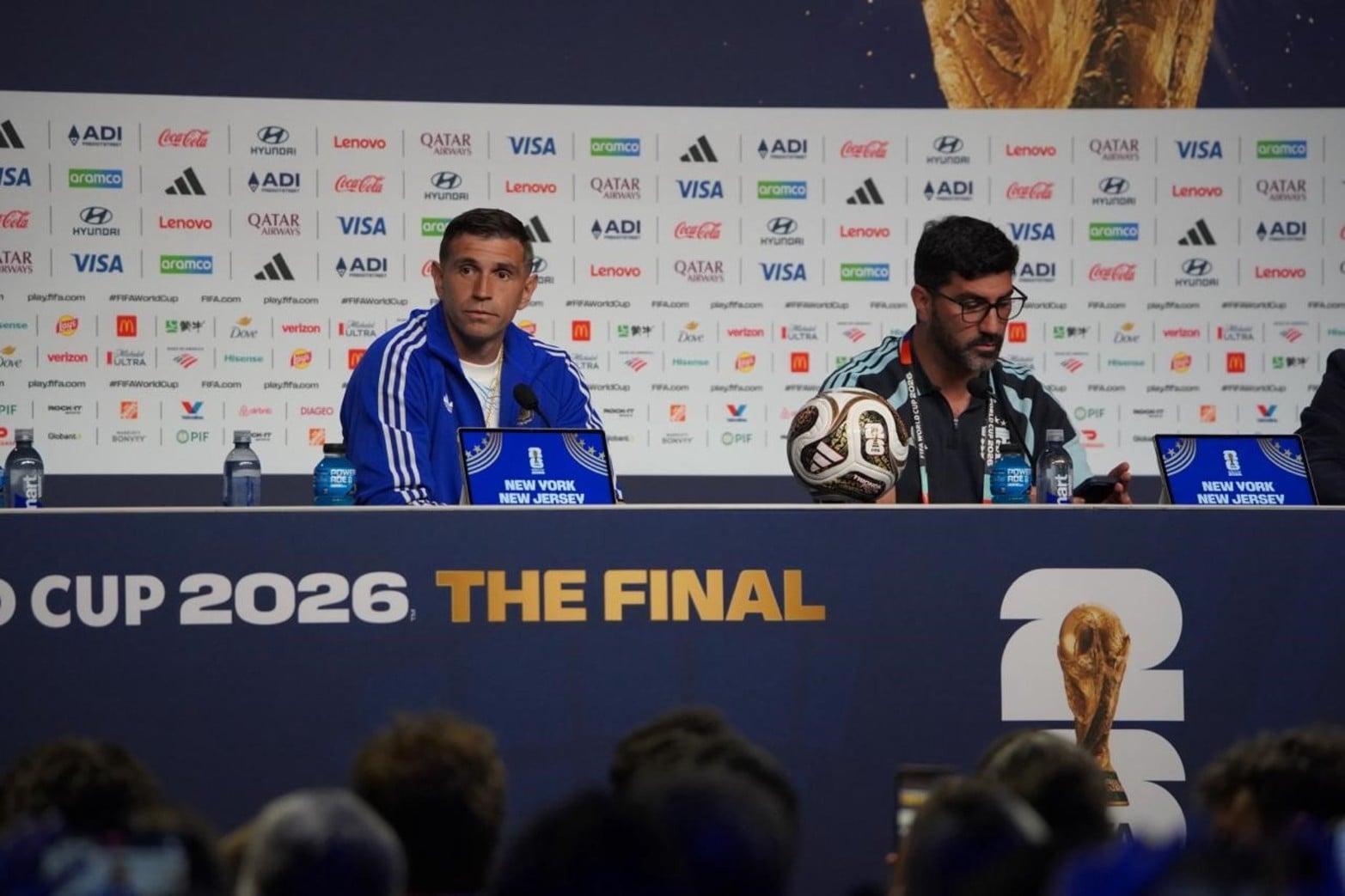 Emiliano "Dibu" Martínez durante la conferencia de prensa.