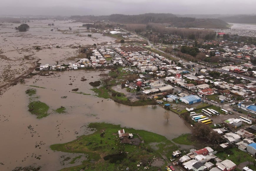 (260718) -- BIOBIO, 18 julio, 2026 (Xinhua) -- Vista aérea tomada con un dron el 16 de julio de 2026 de viviendas afectadas por una inundación debido a un temporal, en la comuna de Arauco, en la región del Biobío, Chile. El temporal que desde el jueves azota 10 de las 16 regiones de Chile ha dejado al menos tres fallecidos, siete lesionados y más de 800 casas con algún tipo de daño, informó el viernes el subsecretario del Interior, Máximo Pavez. (Xinhua/Str) (jv) (ra) (da)
