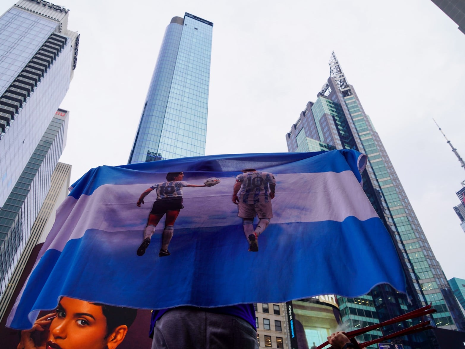 Diego y Messi, en una bandera gigante. 