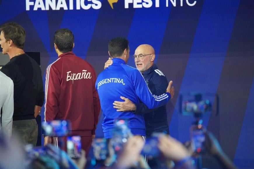 El abrazo de Lionel Scaloni y Luis de la Fuente. Crédito: Fernando Nicola