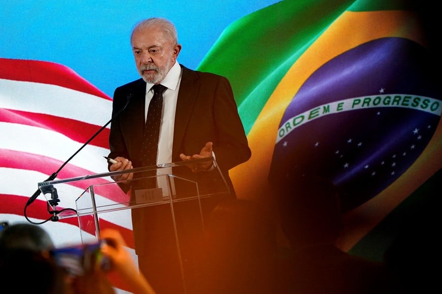 FILE PHOTO: Brazilian President Luiz Inacio Lula da Silva speaks to reporters following his White House meeting with U.S. President Donald Trump, at the Brazilian Embassy in Washington, D.C., U.S., May 7, 2026. REUTERS/Elizabeth Frantz/File Photo