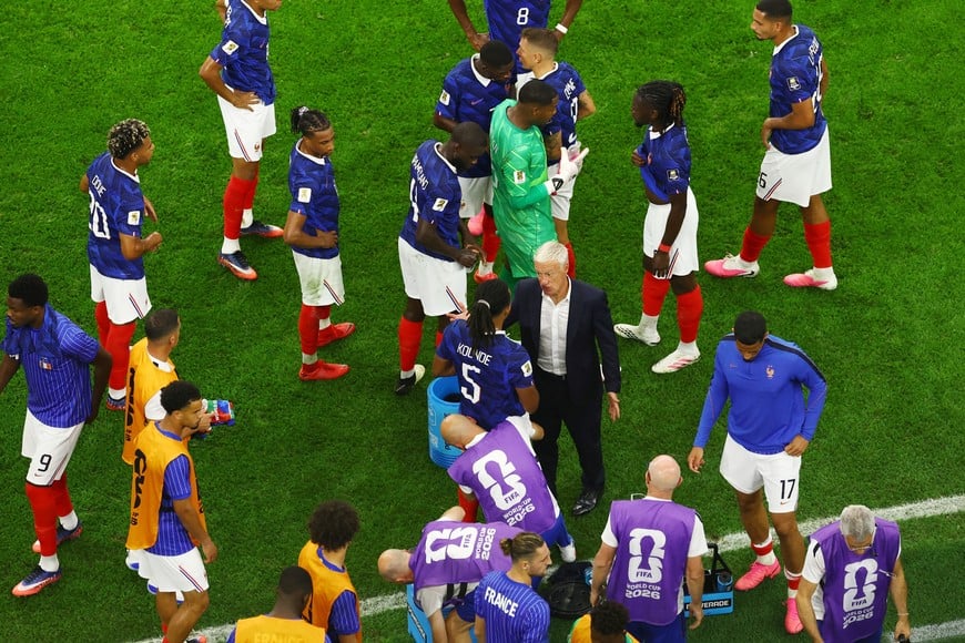 Soccer Football - FIFA World Cup 2026 - Semi Final - France v Spain - Dallas Stadium, Arlington, Texas, U.S. - July 14, 2026
General view of France coach Didier Deschamps and players during a hydration break REUTERS/Marco Bello