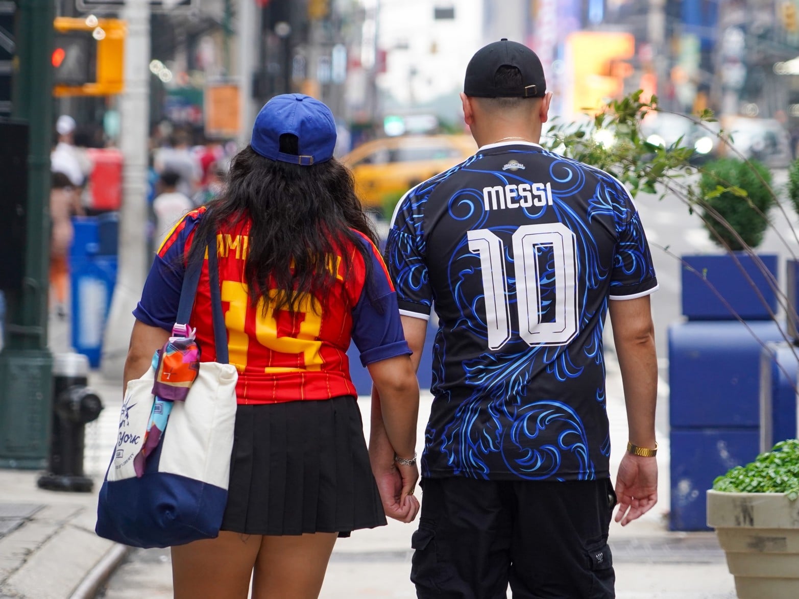 España y Argentina, plasmados en una pareja por Times Square.