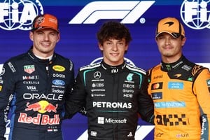 Andrea Kimi Antonelli celebra la pole position del Gran Premio de Bélgica junto a Max Verstappen, segundo en la clasificación, y Lando Norris, tercero. Credito: REUTERS